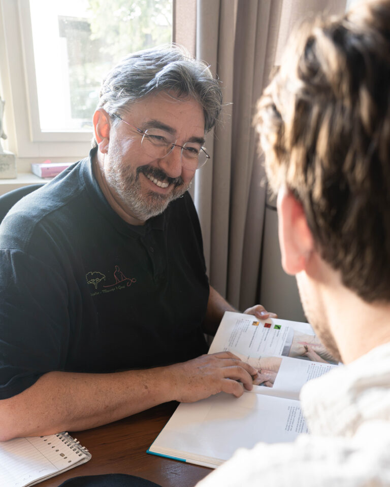 Moreno Giraldi in gesprek met een cliënt tijdens een persoonlijk consult.