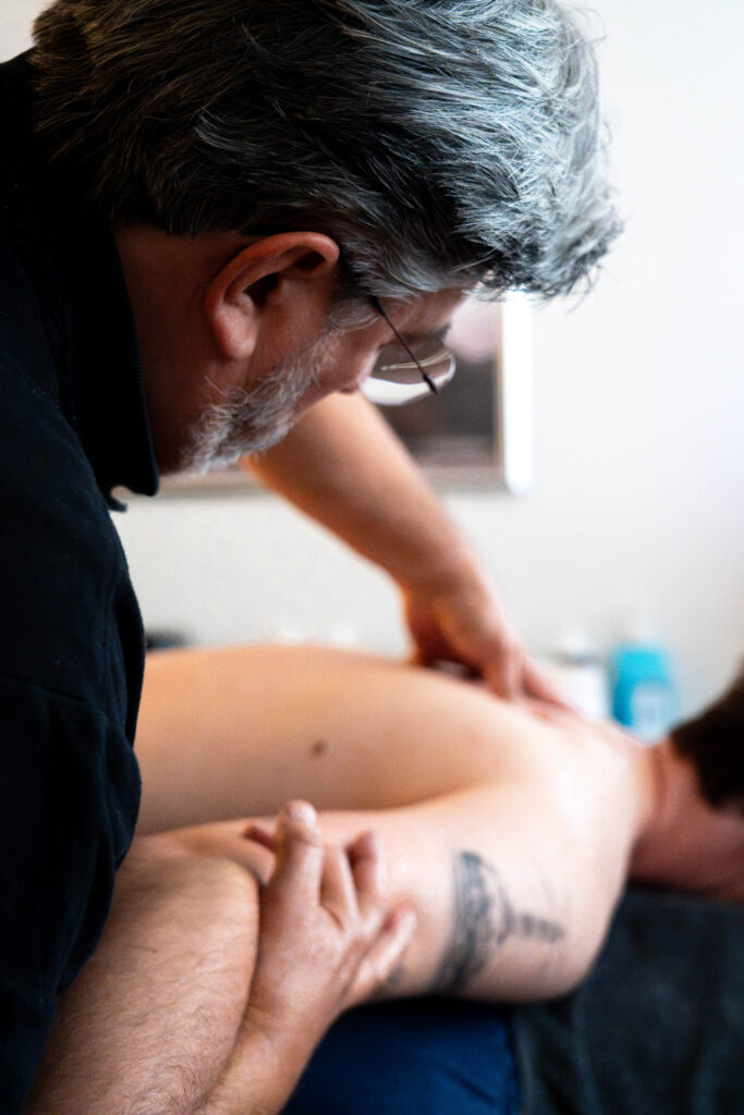 Moreno Giraldi voert een massagebehandeling uit bij een cliënt. Bindweefsel- of myofascialemassage.