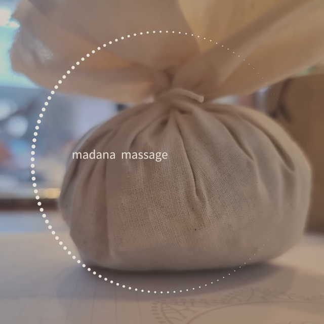 kruidenstempelsmassage volgens de Ayurveda en niet